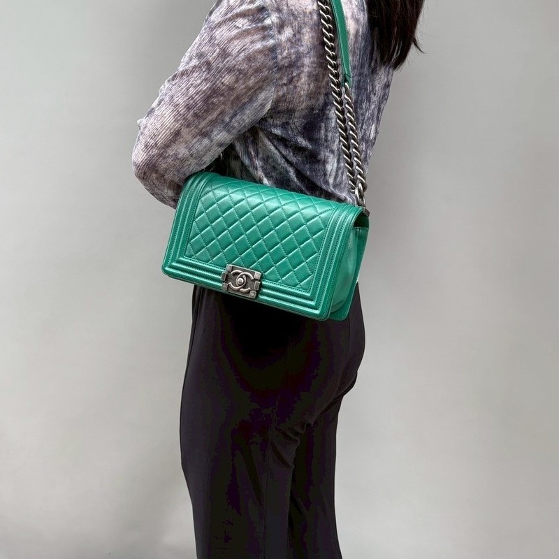 Chanel 霧銀鍊綠色皮革Boy 25-3
