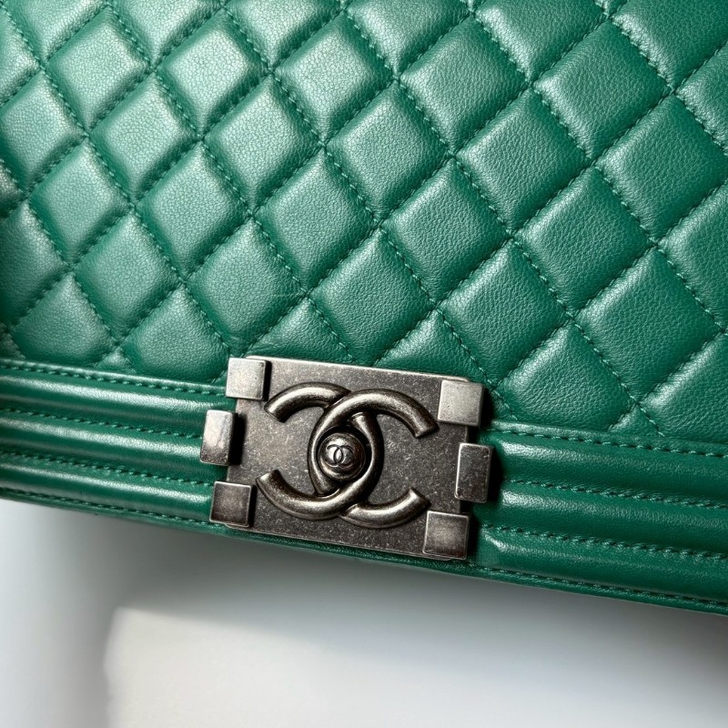 Chanel 霧銀鍊綠色皮革Boy 25-5