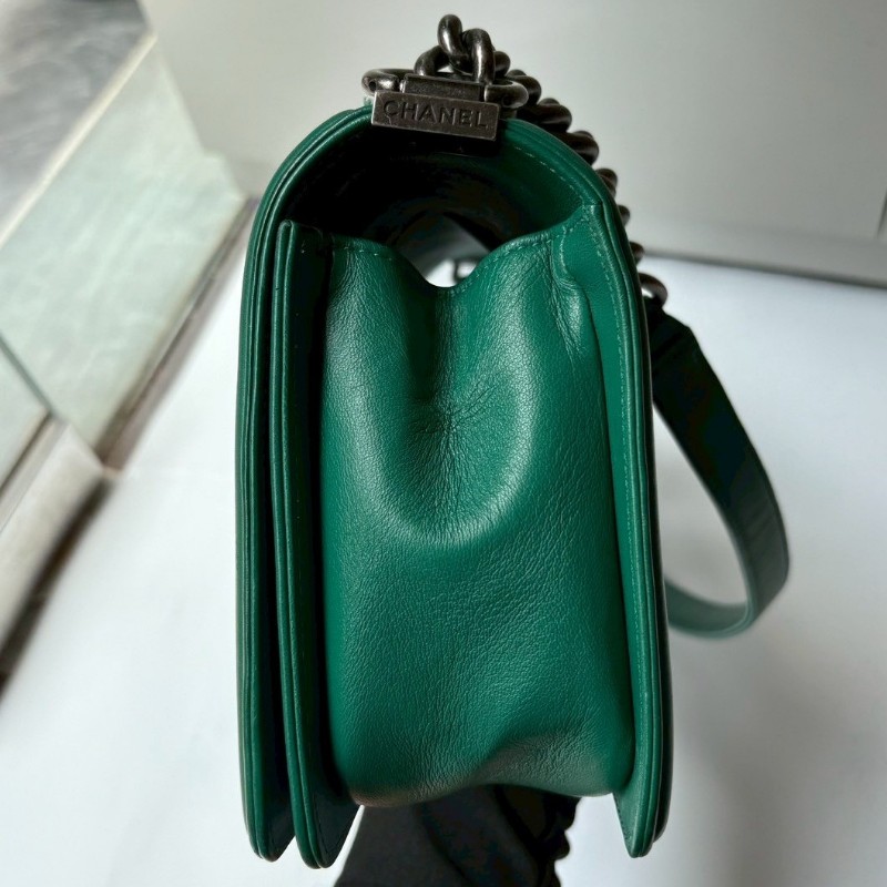 Chanel 霧銀鍊綠色皮革Boy 25-7