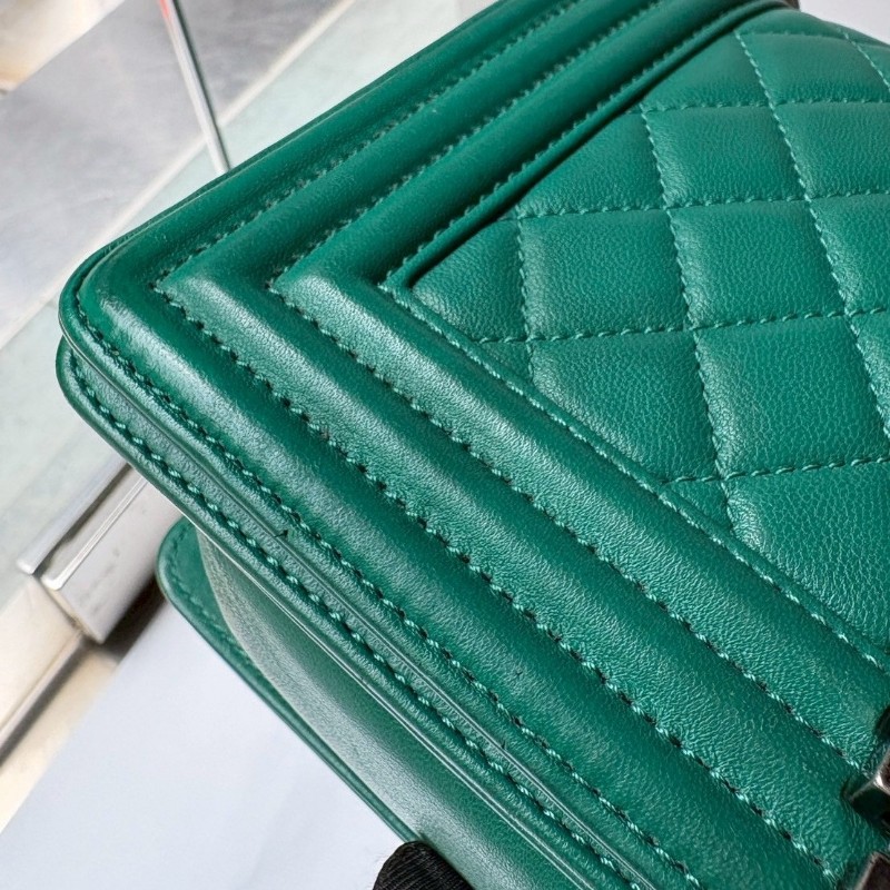 Chanel 霧銀鍊綠色皮革Boy 25-8