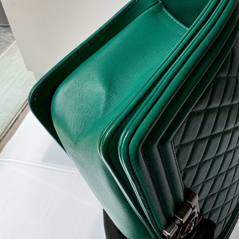 Chanel 霧銀鍊綠色皮革Boy 25-9