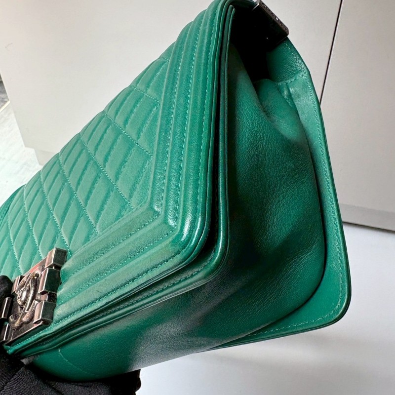 Chanel 霧銀鍊綠色皮革Boy 25-10