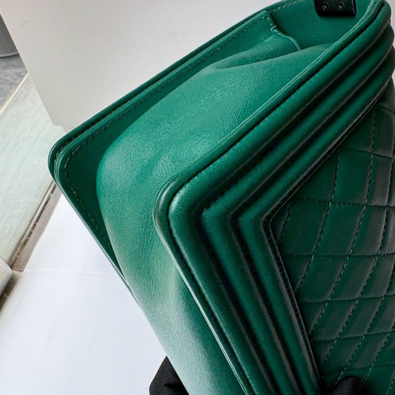 Chanel 霧銀鍊綠色皮革Boy 25-11