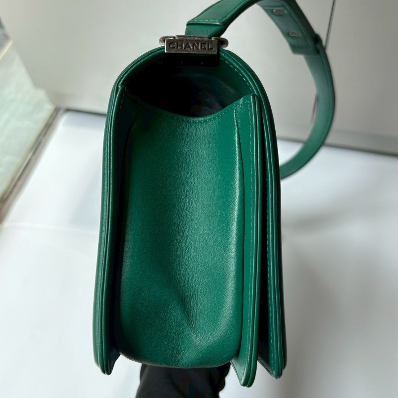 Chanel 霧銀鍊綠色皮革Boy 25-12
