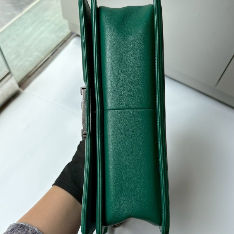 Chanel 霧銀鍊綠色皮革Boy 25-13