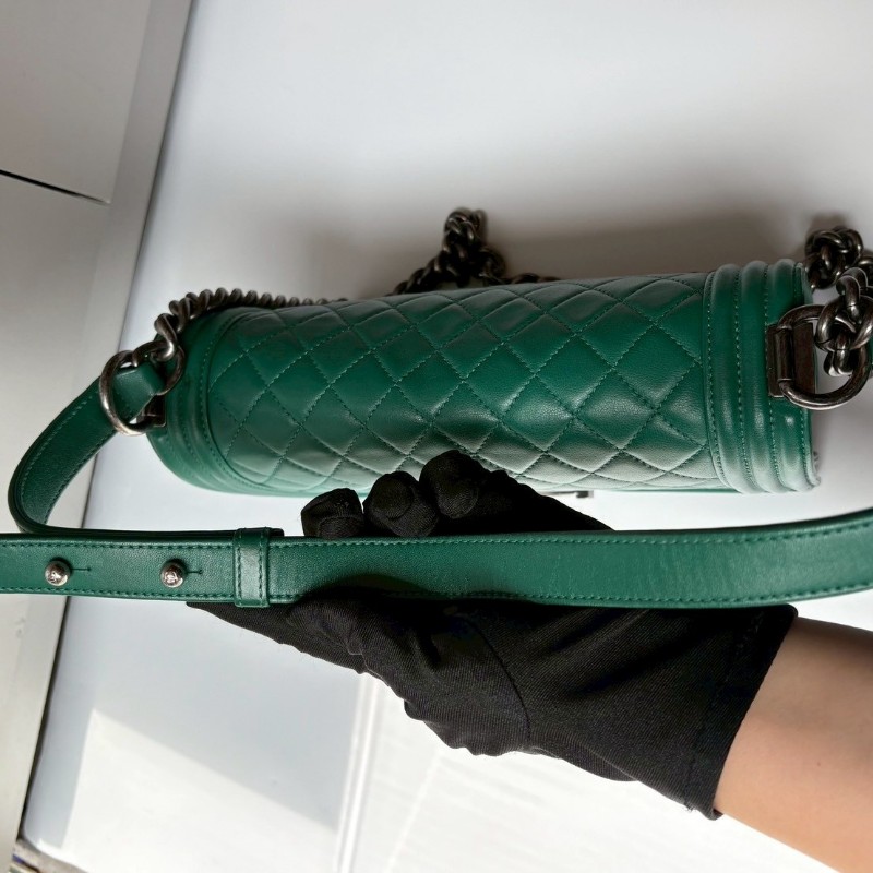 Chanel 霧銀鍊綠色皮革Boy 25-14