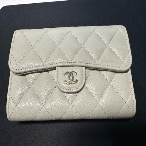 CHANEL 全新經典三折中甲-24SS奶油灰