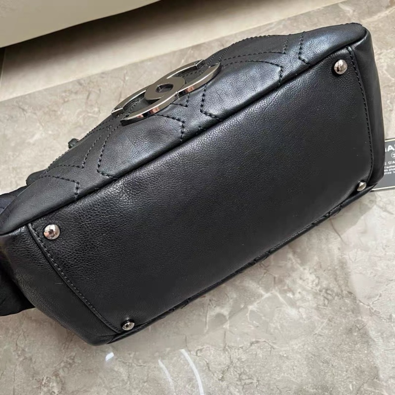 🉑肩背 #9新閒置 #全牛皮 香奈兒黑銀雙縫線大logo托特肩背包-28