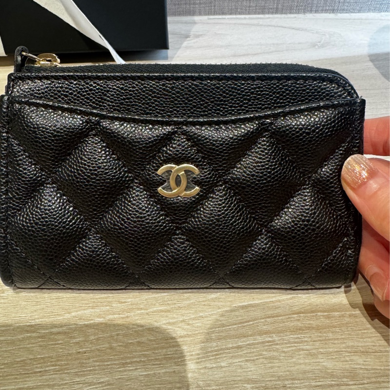 （全新）Chanel香奈兒 雙C Logo荔枝牛皮L型拉鍊零錢卡夾包-6