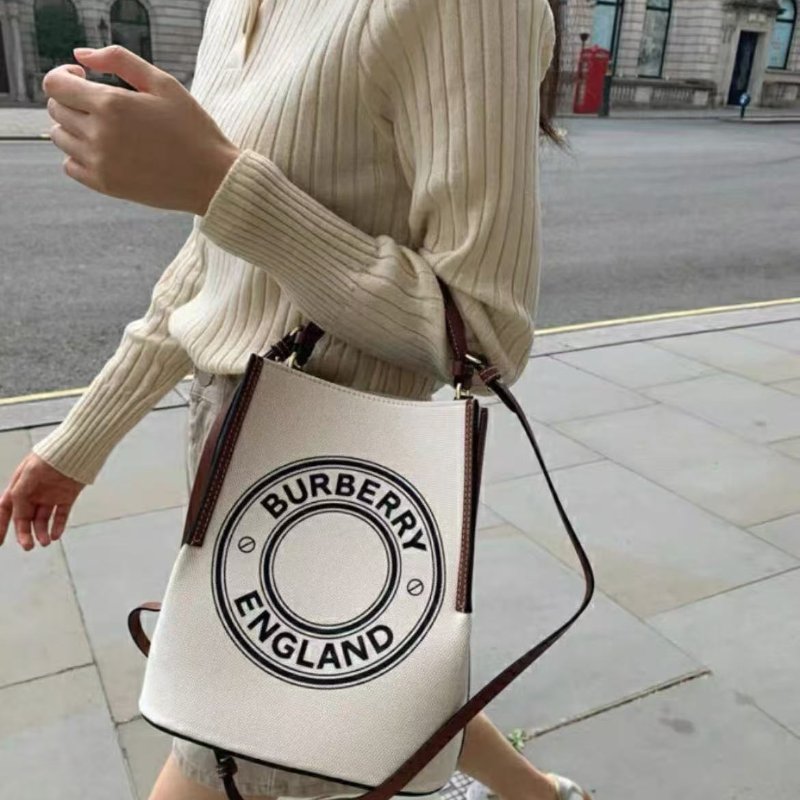 Burberry 20ss 新款logo帆布水桶包 21*16.6*25 99新 配件塵袋-0