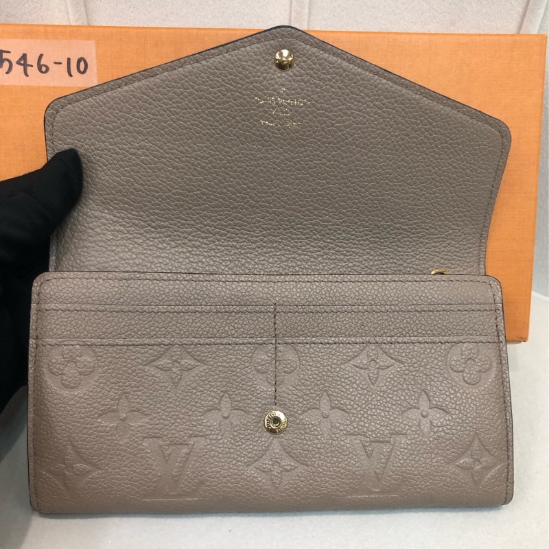 LV Sarah 壓紋啡灰信封長銀包 I492NY-1