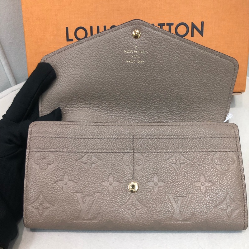 LV Sarah 壓紋啡灰信封長銀包 I492NY-11