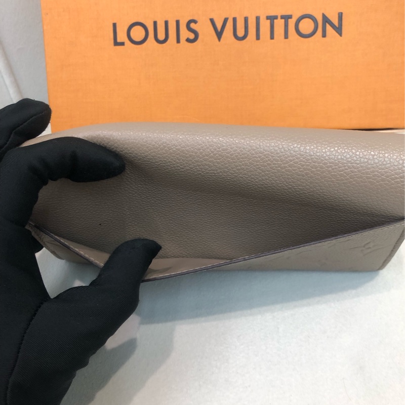 LV Sarah 壓紋啡灰信封長銀包 I492NY-14