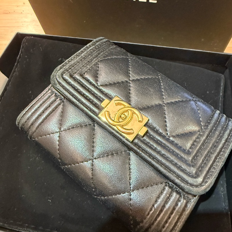 CHANEL香奈兒經典BOY雙層卡夾。小羊皮(八成新)-1