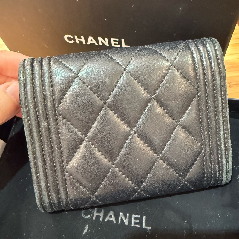 CHANEL香奈兒經典BOY雙層卡夾。小羊皮(八成新)-2