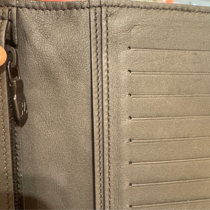 LV M62900黑壓紋對開長夾-17