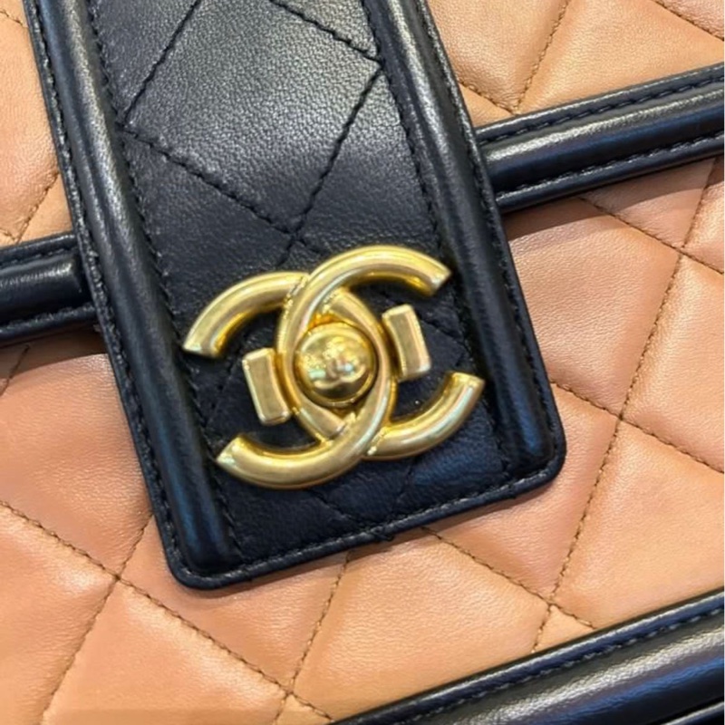 Chanel cf奶茶色拼黑色口蓋包-3