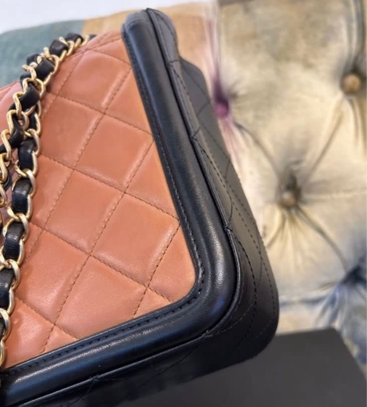 Chanel cf奶茶色拼黑色口蓋包-4