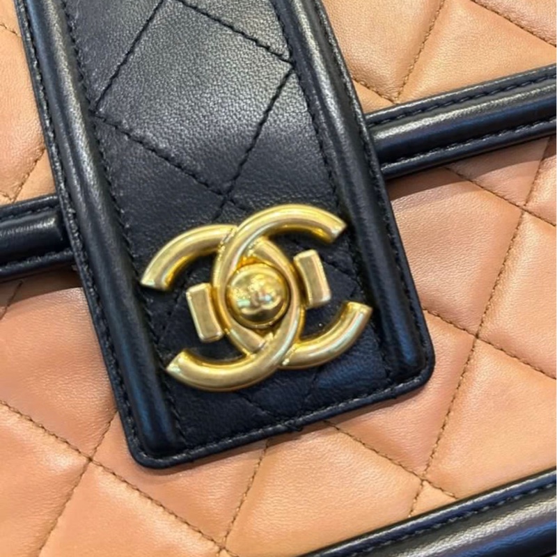 Chanel cf奶茶色拼黑色口蓋包-11