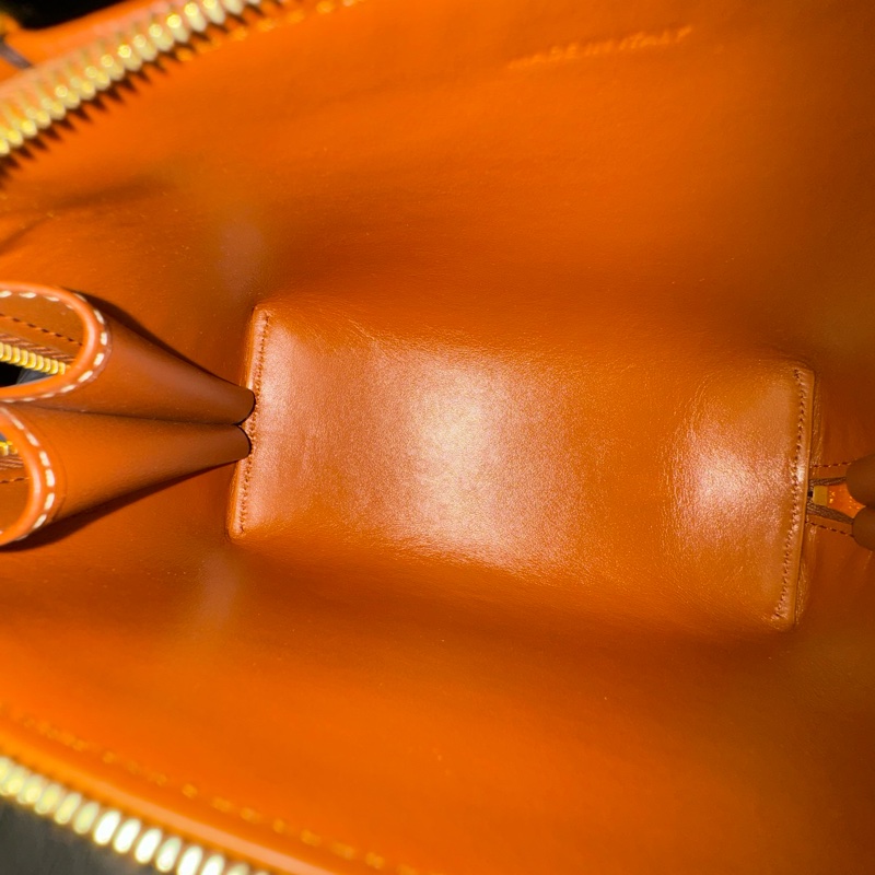 Celine 經典小牛皮鏈帶斜背包-10