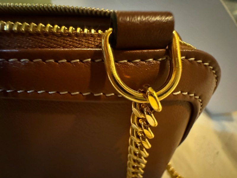 Celine 經典小牛皮鏈帶斜背包-12