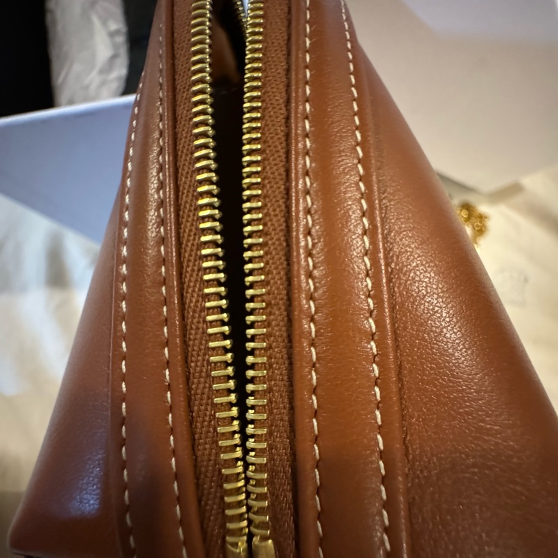 Celine 經典小牛皮鏈帶斜背包-13