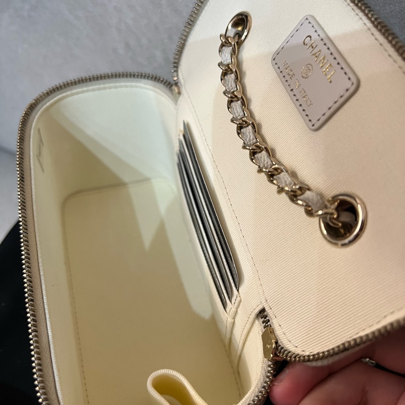 Chanel Vanity Case bag Irony White-7