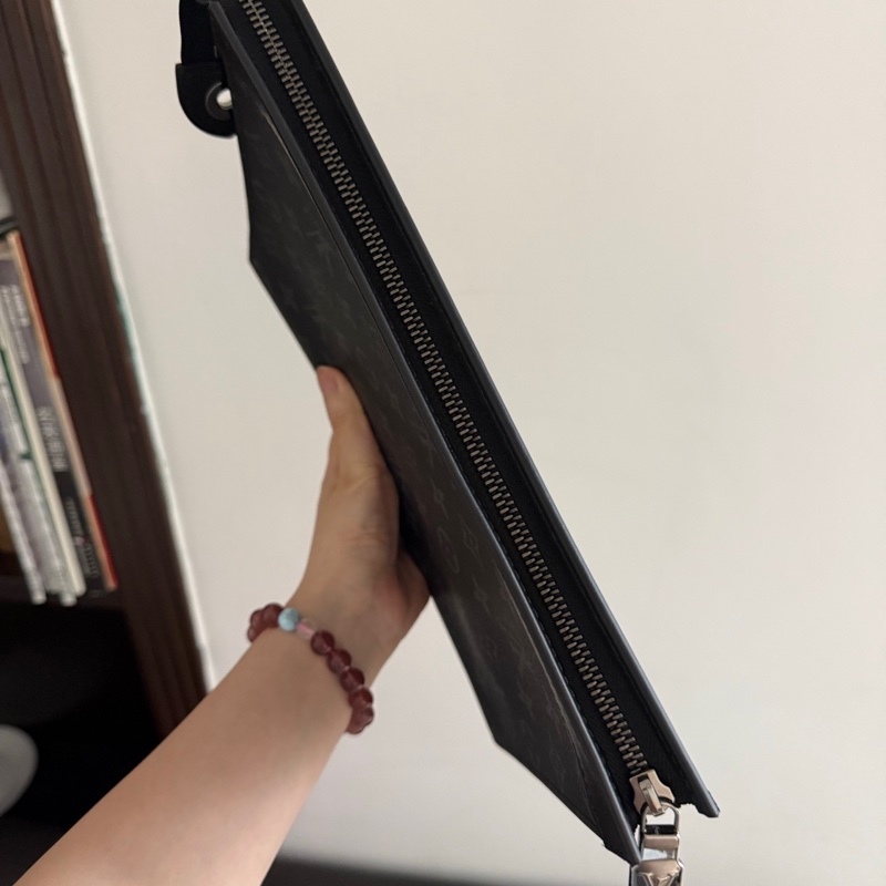 Lv 黑色26手拿包 芯片款-5