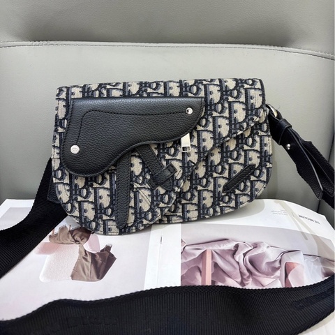 Dior迪奧Saddle老花馬鞍胸包 22年 尺寸約長24cm 寬3.5cm 高17.5cm