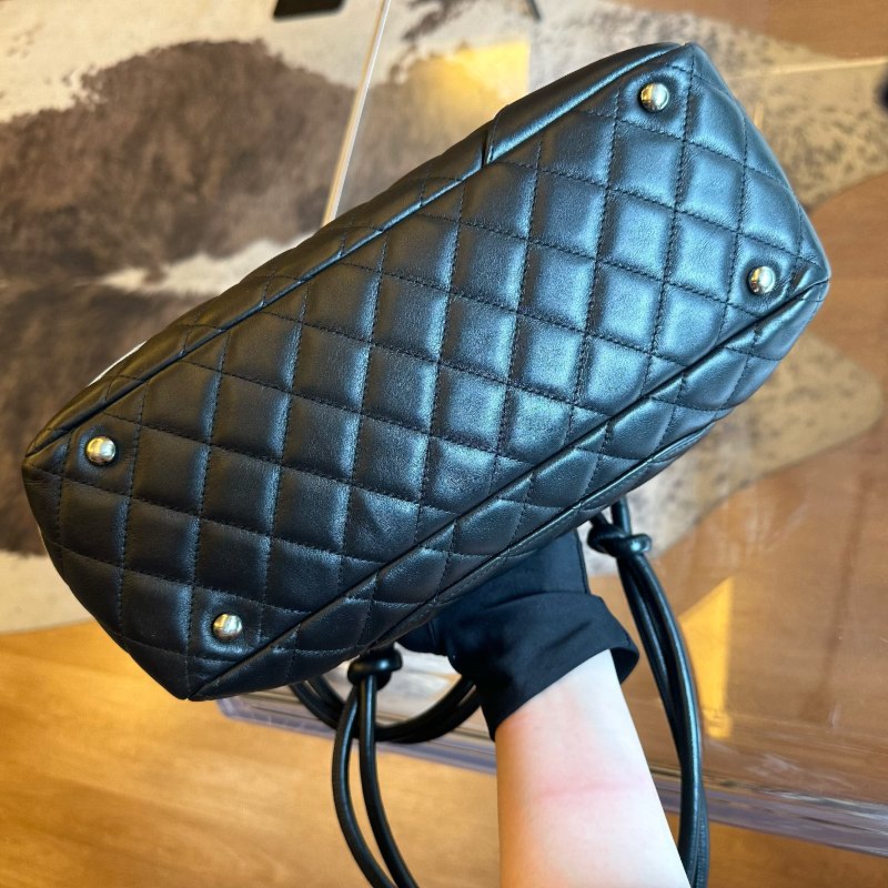 chanel香奈兒黑白康鵬枕頭包-4