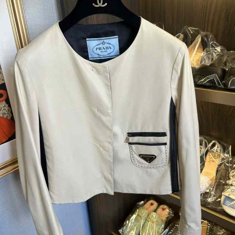 PRADA皮衣 尺寸40碼 胸圍約92 非常柔軟的羊羔皮材質 經典百搭 清洗一下非常新 原價15萬左右-0