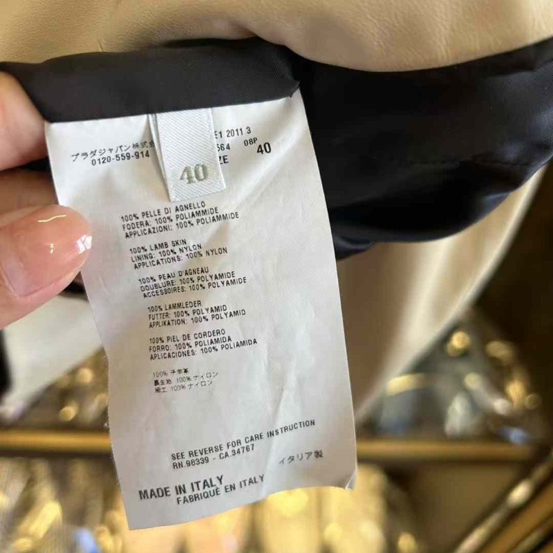 PRADA皮衣 尺寸40碼 胸圍約92 非常柔軟的羊羔皮材質 經典百搭 清洗一下非常新 原價15萬左右-1