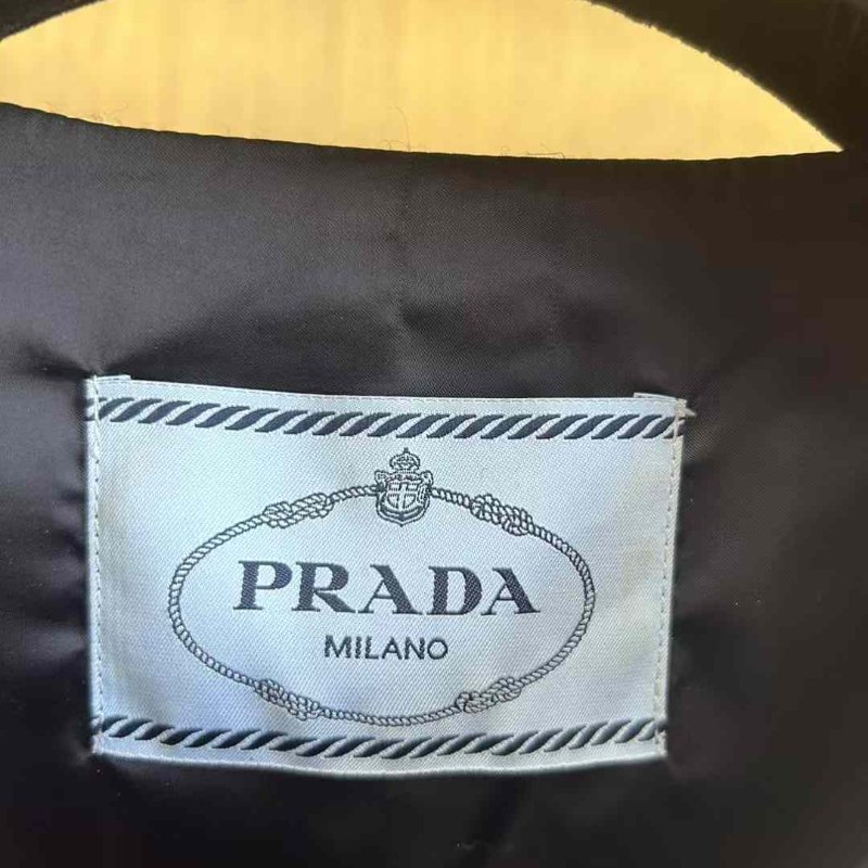 PRADA皮衣 尺寸40碼 胸圍約92 非常柔軟的羊羔皮材質 經典百搭 清洗一下非常新 原價15萬左右-2