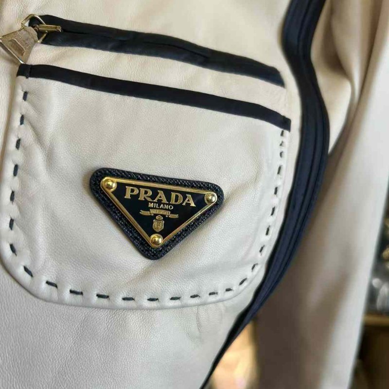 PRADA皮衣 尺寸40碼 胸圍約92 非常柔軟的羊羔皮材質 經典百搭 清洗一下非常新 原價15萬左右-3