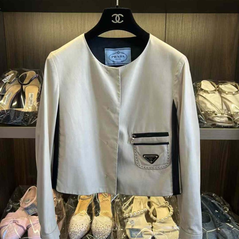 PRADA皮衣 尺寸40碼 胸圍約92 非常柔軟的羊羔皮材質 經典百搭 清洗一下非常新 原價15萬左右-4