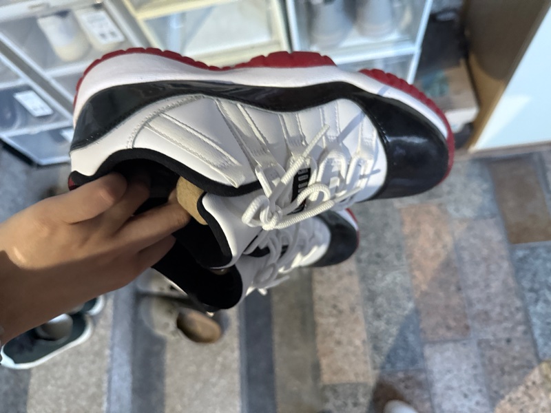 Nike Jordan 11 經典配色 近全新-3