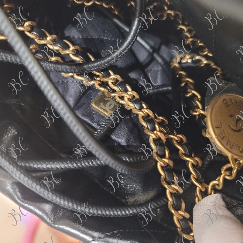 chanel 22 mini bag 黑金 全新全配  jennie 示範-2