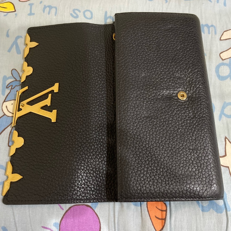 全新 百貨專櫃 LV黑色Capucines金屬邊 翻蓋長夾-11