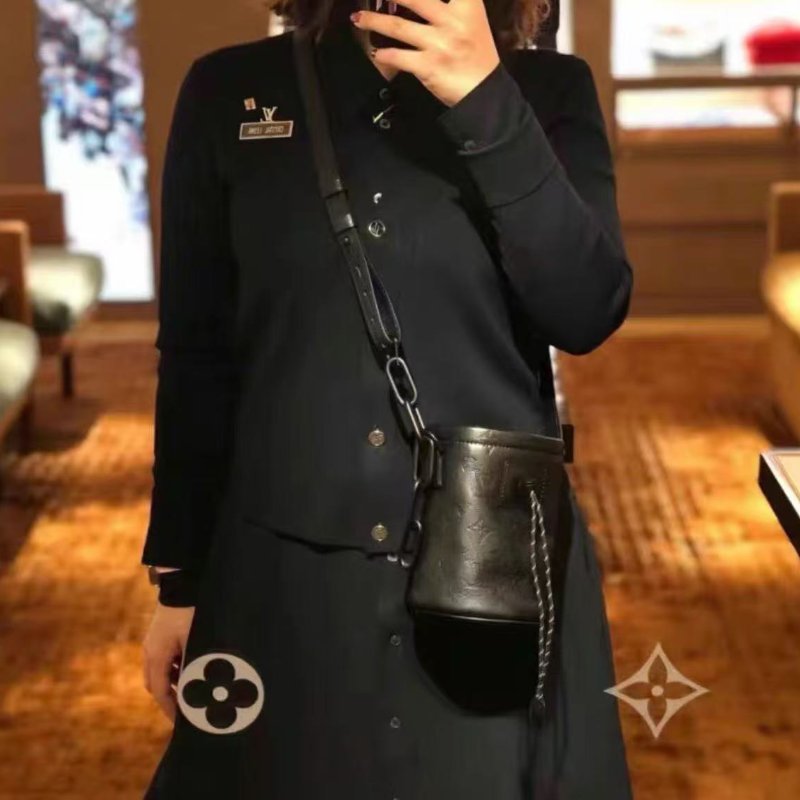 lv黑色壓紋chalk nano抽繩水桶包soblack 斜背包12*17*11cm 98新配件塵袋-0