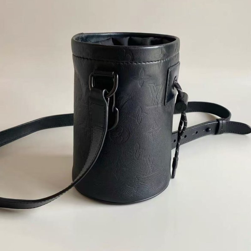 lv黑色壓紋chalk nano抽繩水桶包soblack 斜背包12*17*11cm 98新配件塵袋-4