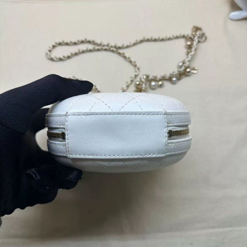 Chanel 白色硬圓餅斜背包 14*14*5cm 98新配件塵袋-1