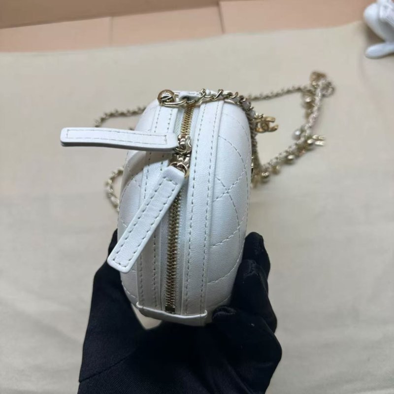 Chanel 白色硬圓餅斜背包 14*14*5cm 98新配件塵袋-2