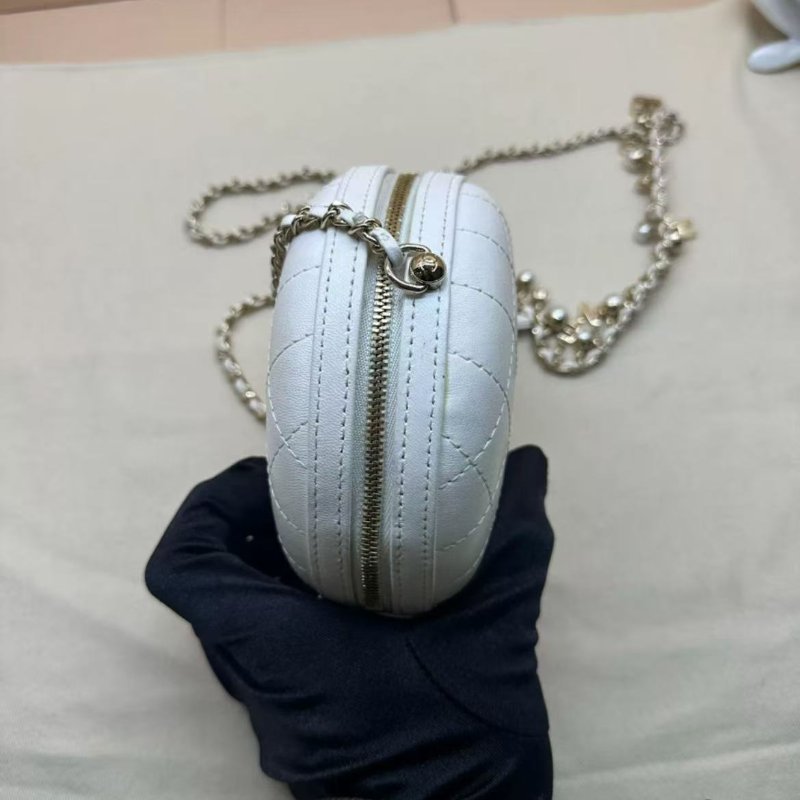 Chanel 白色硬圓餅斜背包 14*14*5cm 98新配件塵袋-3