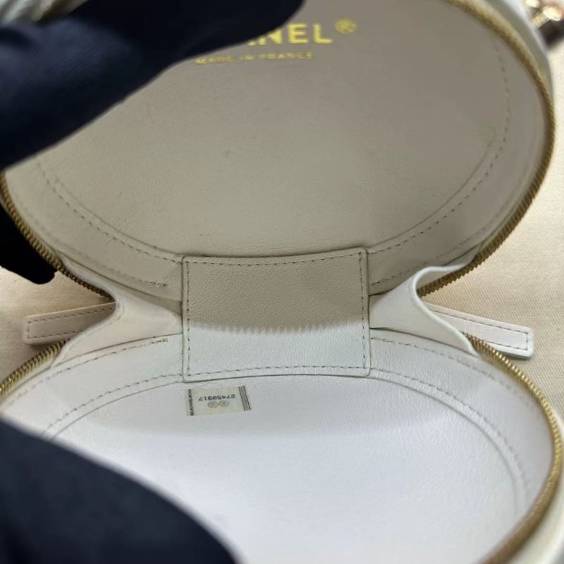 Chanel 白色硬圓餅斜背包 14*14*5cm 98新配件塵袋-4