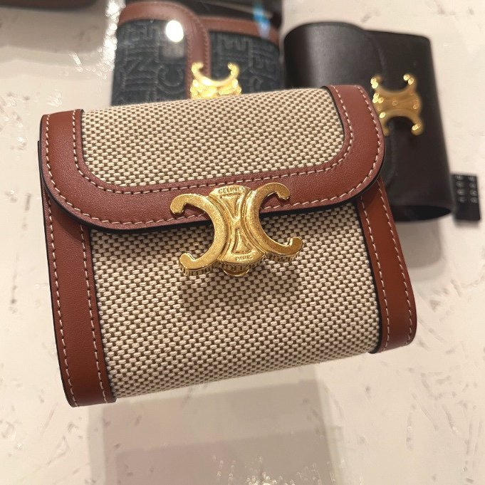 🛫早秋當季新品🛬Celine Triomphe 帆布經典凱旋門Logo 3折短夾-4