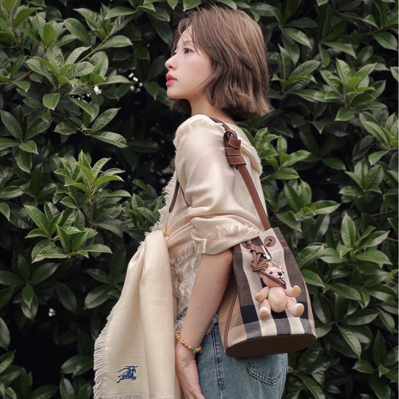 Burberry 抽繩水桶包-7