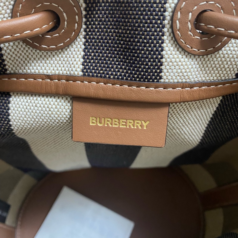 Burberry 抽繩水桶包-6
