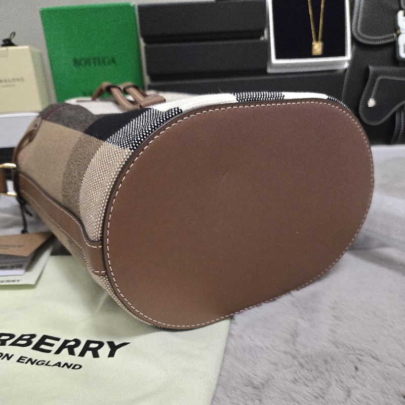 BURBERRY 巴寶莉 經典格紋棉麻拼接牛皮 肩背包 斜背包 水桶包-17
