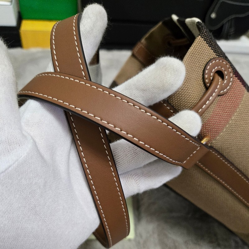 BURBERRY 巴寶莉 經典格紋棉麻拼接牛皮 肩背包 斜背包 水桶包-34