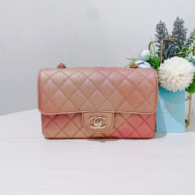 TK1693 CHANEL 香奈兒經典翻蓋式菱格款幻彩粉紅色肩帶包包CLASSIC FLAP MINI 20CM SUNSET IRIDESCENT-0